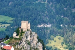 Mit der Seilbahn nach Ladis: Imposante Ausblicke auf die alte Burg