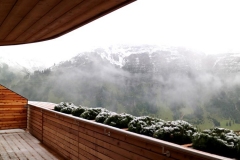 Als sich der erste Schnee unangekündigt  auf das noch satte Grün legt, strahlt der Kraftort Oberlech eine besondere Magie aus.
