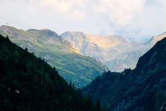 Der Ausblick auf die atemberaubende Natur des Kraftortes Oberlech lässt das Herz höher schlagen.