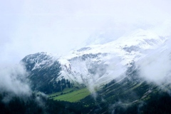 Irgendwo zwischen Grün, Weiß und Blau lasse ich mich auf den Kraftort und die Schönheit des Augenblick ein.