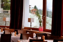 Das Panorama Restaurant verwöhnt mit ausgezeichneter Kulinarik und dem Weitblick in die alpine Landschaft.