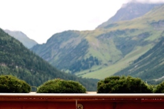 Die majestätische Bergkulisse ist zum Greifen nah.