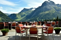 Das Panorama-Restaurant verwöhnt mit ausgezeichneter Kulinarik und dem Weitblick in die alpine Landschaft; © Hotel Goldener Berg